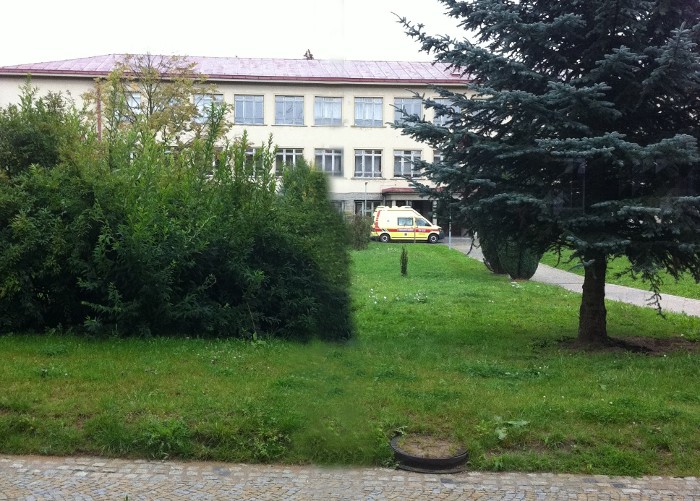 Fotografie ke článku: Drama v areálu školy uklidnila až sanitka